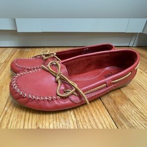 Minnetonka / 8.5 / Cozy Red Moccasins / Drivers / Leather / Classic / Cottage